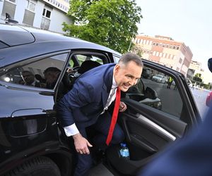 Karol Nawrocki przyjechał do TVP. Symboliczny gest i mocne wsparcie z zaplecza