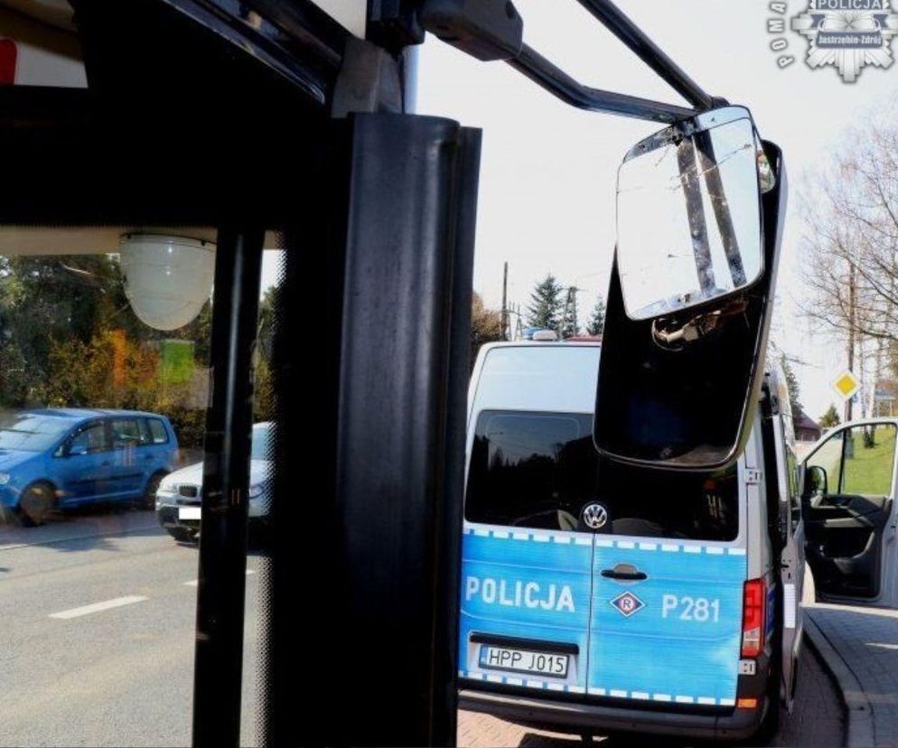 Nastolatek ubrany jak latem jechał w kapciach autobusem