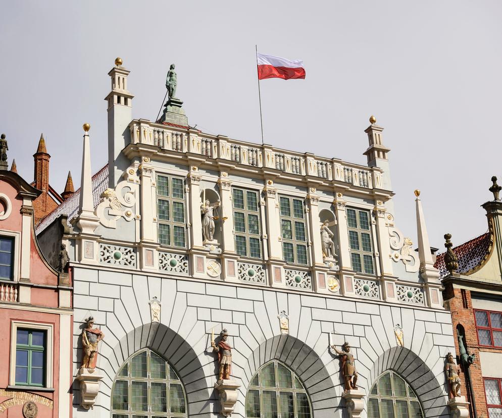 Biało-czerwona flaga na Dworze Artusa