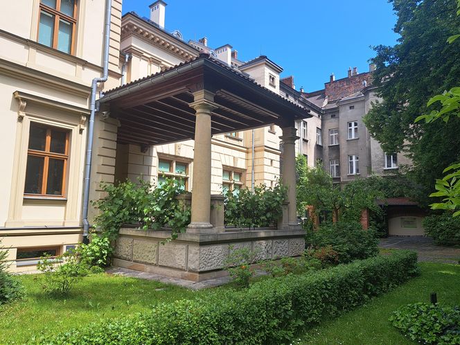 Ogród przy pałacu Czapskich w Krakowie