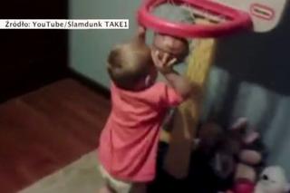 2-latek chce być jak tata. Z poświęceniem trenuje koszykówkę! [FILM]