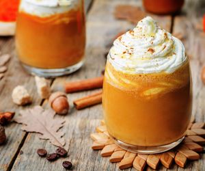 Pumpkin Spice Latte zrobisz w domu. Dodaje energii, rozgrzewa i poprawia humor