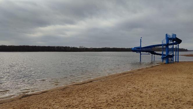 Plaża w Nowym Dębcu zalana