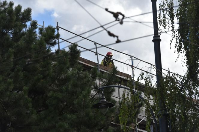 Pożar dachu budowanego budynku straży pożarnej. Zdjęcia z miejsca zdarzenia