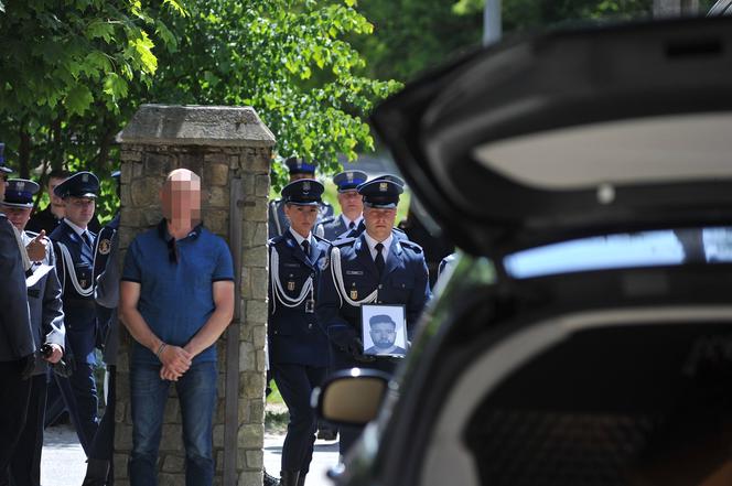 Policjant Arkadiusz zginął tragicznie.  Przez huk salwy na pogrzebie przedarł się łamiący serce szloch