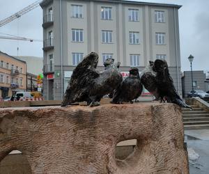 Walentynkowa rzeźba na Placu Artystów w Kielcach