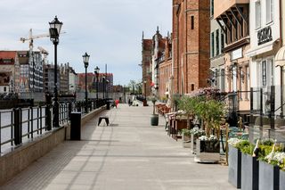 Długie Pobrzeże otwarte - deptak wzdłuż Motławy oddano na majówkę po remoncie