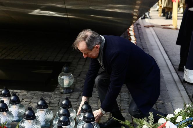 Joanna Racewicz ociera łzy przy grobie męża, pocieszyła ją Barbara Nowacka