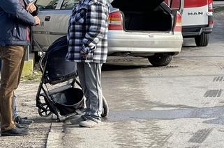 Potrącił matkę z dzieckiem, wózek przewrócił się na jezdnię! 