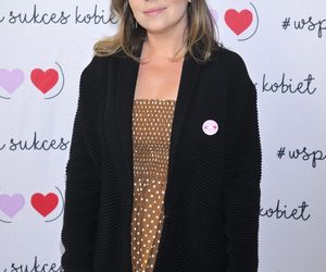 Ola Kwaśniewska chlapie się w jeziorze