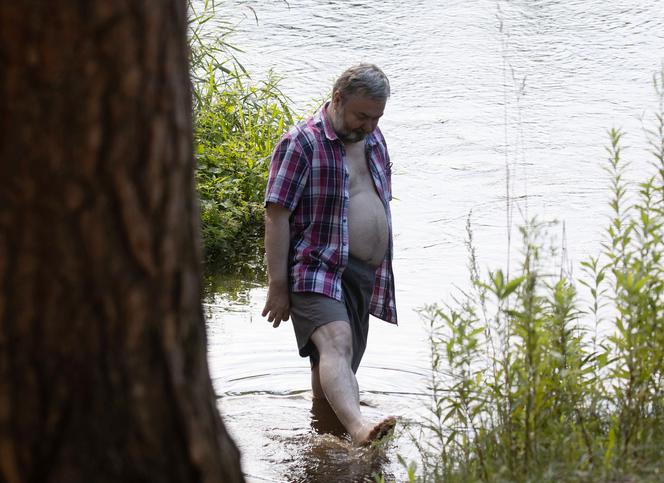 Karol Karski. Kupił flaszkę i odpoczął nad Świdrem