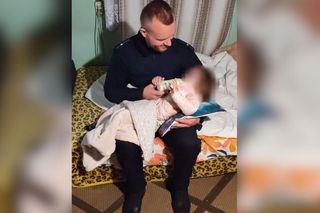 Rodzice pijani, dziecko głodne. Policjanci zaopiekowali się 2-letnią dziewczynką