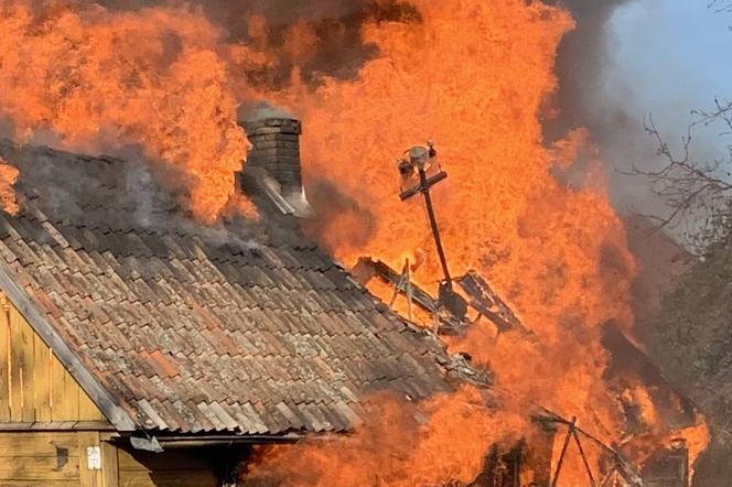 Tragiczny pożar domu w Radomsku. Nie żyje kobieta