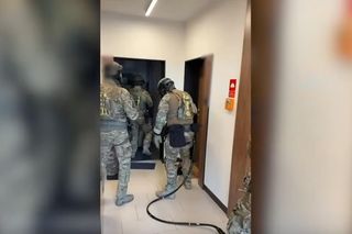 Stłuczki-ustawki z kaskaderami. CBŚP rozbiło gang z Pruszkowa! Wyłudzili miliony z ubezpieczeń