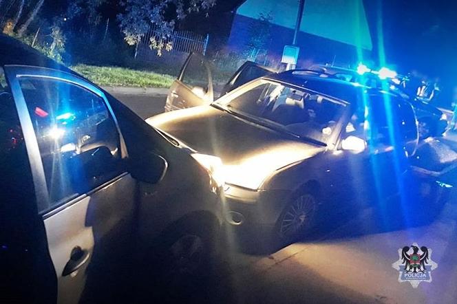 Poświęcili radiowóz, by zatrzymać uciekiniera. 17-latek chciał przejechać policjanta 
