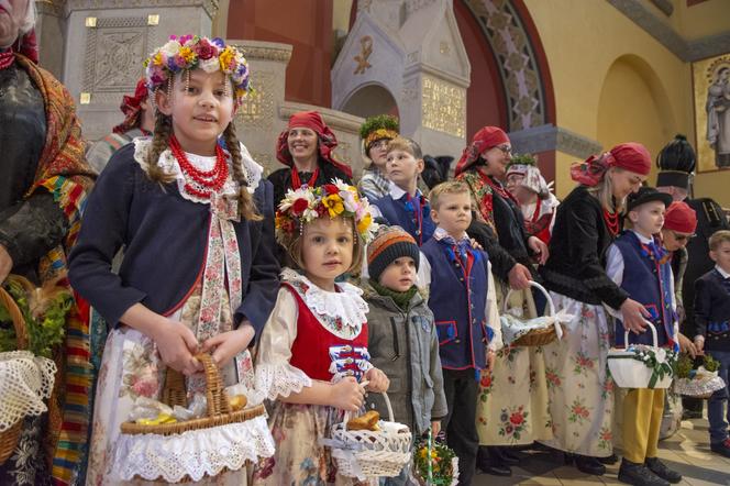 W Bytomiu poświęcono pokarmy w strojach ludowych. To tradycja na Rozbarku 