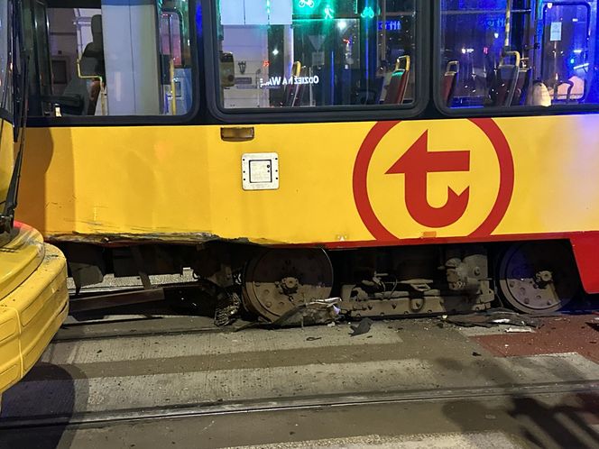 Groźny wypadek w Warszawie. Samochód i dwa tramwaje rozbite. Jeden z nich się wykoleił