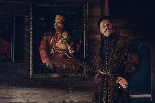 Bartłomiej Topa zachwycił w serialu 1670! Tak na co dzień mieszka aktor pochodzący z Podhala [GALERIA]