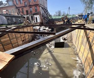 Katastrofa budowlana w Wołominie. Runęła część kamienicy. Koparka pod gruzami!