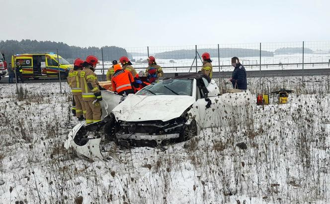 Wypadek na S7 w Załuskach. Mercedes dachował w rowie. Winna prędkość [ZDJĘCIA]