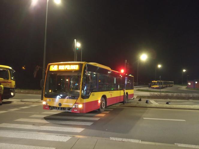Autobus MPK Łódź BEZ KIEROWCY wjechał na PRZEJŚCIE DLA PIESZYCH! Pojazd STOCZYŁ SIĘ z krańcówki
