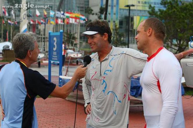 Waldemar Heflich (redaktor naczelny Żagli), Mateusz Kusznierewicz i Dominik Życki podczas wywiadu w Pekinie