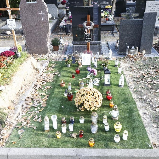 Tak wyglądają groby Zapasiewicza, Tyma, Kołaczkowskiej, Stoparczyk