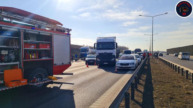 Zderzenie busa z cysterną. Ekspresówka całkowicie zablokowana