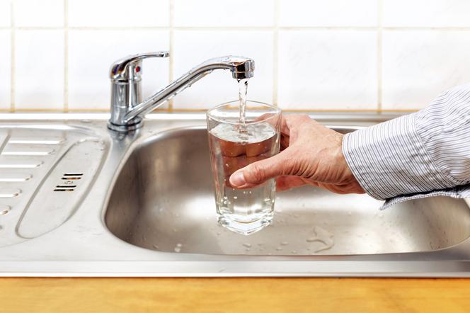 Analiza wody z kranu – co musisz sprawdzić, zanim się jej napijesz?