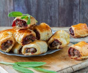 Paszteciki z pieczarkami i mięsem. Szybka przekąska z ciasta francuskiego 