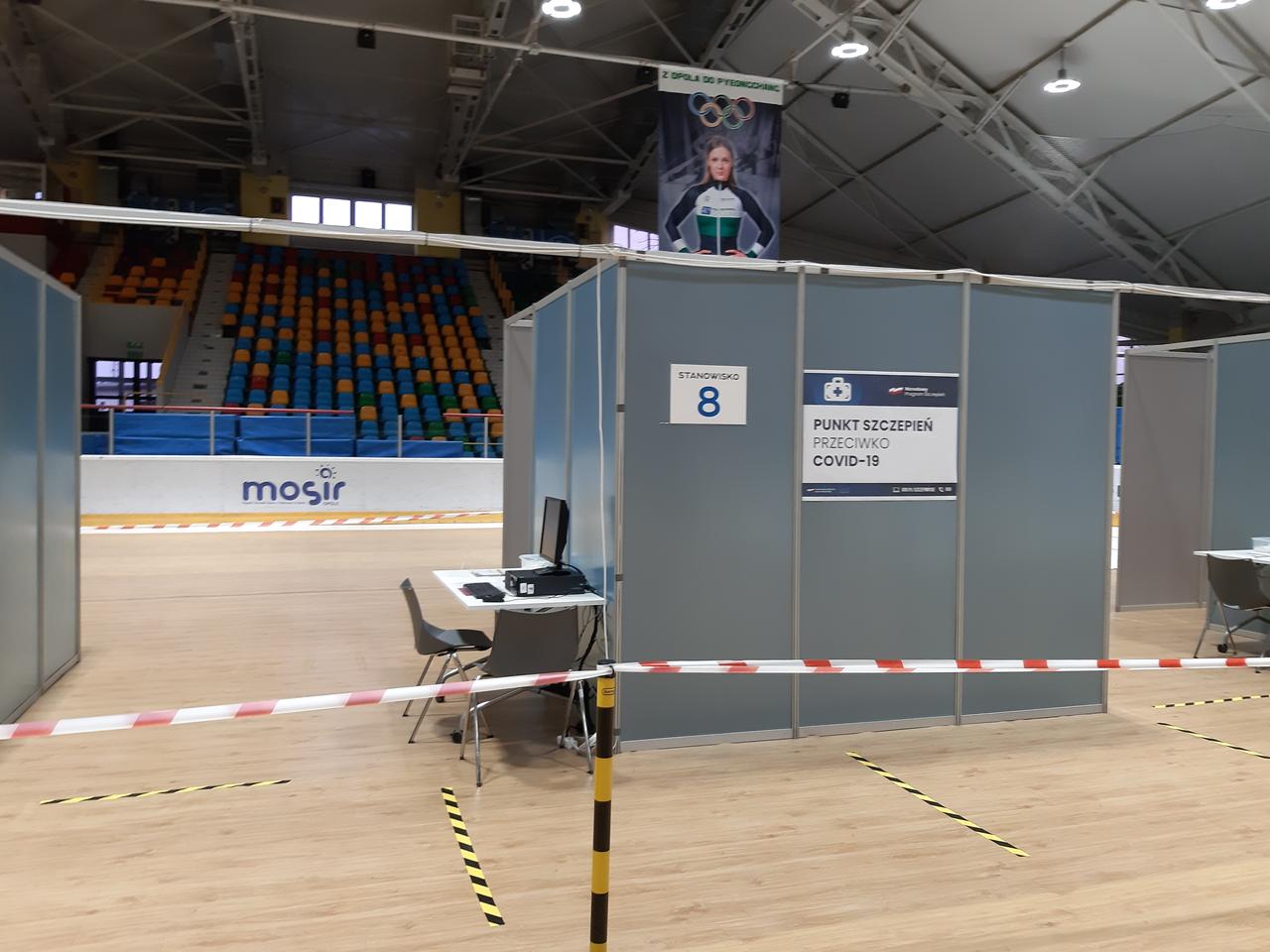 Koniec szczepień na Toropolu! Za mało dawek by utrzymywać punkt na lodowisku