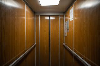 Emerytka zaatakowana żrącym kwasem. Horror w windzie w Warszawie. Oskarżeni wkrótce usłyszą wyrok