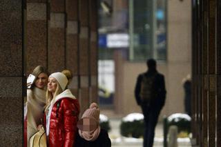 Basia Kurdej-Szatan z córką odbierają sylwestrową kreację u Violi Piekut. 