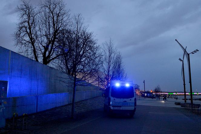 Dramatyczna akcja policji nad Wisłą. Kobietę uratował jeden SMS!