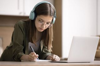 AI w szkole: rodzice są ciekawi, ale i ostrożni. Badanie „Wyprawka szkolna 2025” Empiku