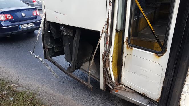 [AKTUALIZACJA] Zderzenie tramwaju z autobusem w Toruniu. Ruch tramwajowy wstrzymany! [ZDJĘCIA]