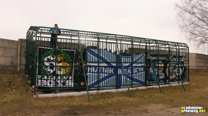 Skandal na meczu. Kibice Hutnika Kraków trzymani... w klatce niczym dzikie zwierzęta