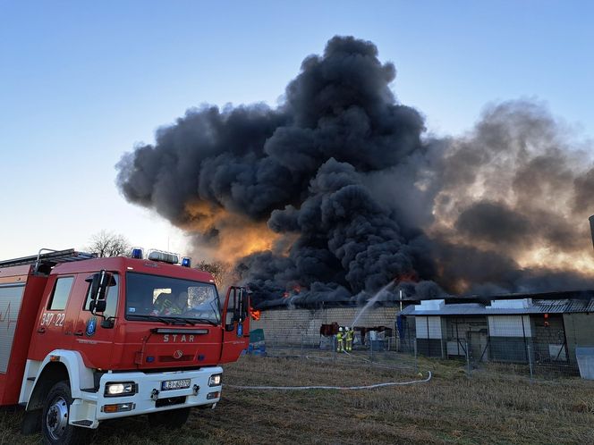 Potężny pożar hali woj. lubelskim.