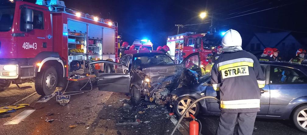 Parszów. Śmiertelny wypadek na DK42! Jedna osoba nie żyje, druga w szpitalu!