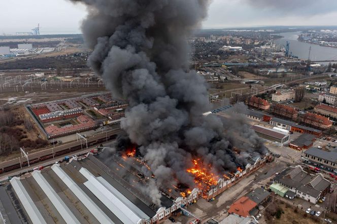 Potężny pożar zabytkowej hali w Gdańsku. Wielka chmura dymu w mieście