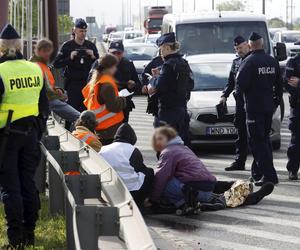 Aktywiści znów blokują Warszawę. Przykleili się do mostu, interweniowało pogotowie