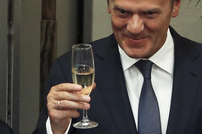 Donald Tusk wydał pół miliona na szampana