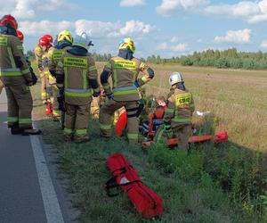 Szedł z córeczką poboczem, wjechało w nich auto