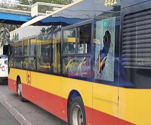Krwawa rzeźnia w miejskim autobusie na warszawskim Targówku. 18-latka wpadła w dziki szał