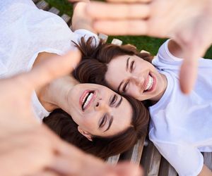 Dzień Bliźniąt: aż 69% przedstawicieli pokolenia Z uważa, że życie byłoby łatwiejsze, gdyby mogli się podwoić