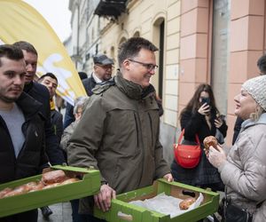 Szymon Hołownia rozdaje pączki