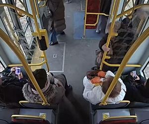 Szokujące sceny z tramwaju w Warszawie. Opublikowano właśnie nagranie. „Trzymaj się mocno”