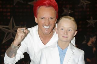 Dominik Arim to pogodny i pełen energii chłopiec. Kocha muzykę i śpiew jest jego wielką miłością. 