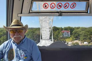 Lech Wałęsa na diabelskim młynie