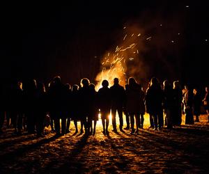 Dziady. Kiedy się je obchodzi i czym różnią się od Halloween? Historia słowiańskiego obrzędu pamięci o przodkach